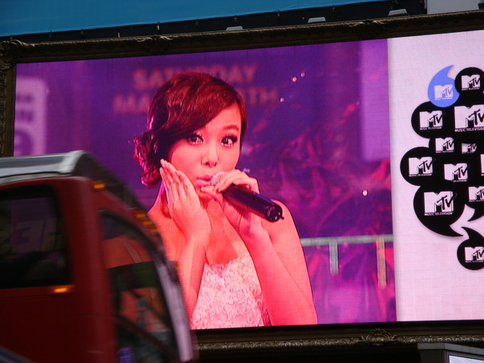 원더걸스 뉴욕 times square 직찍 +외국 팬 2명에 NOBODY