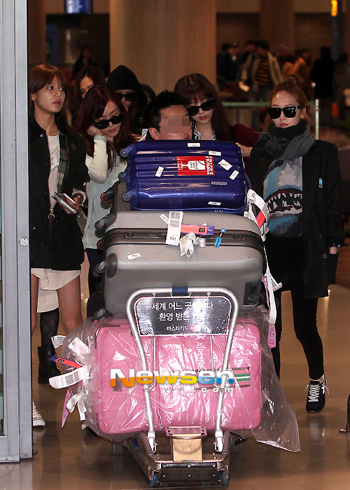 [PIC][11-03-2013]SNSD trở về Hàn Quốc vào sáng nay 196FD74E513D4D5C241DD1